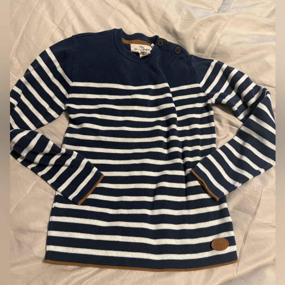 Boys like new super cute size 8 sweater with button side